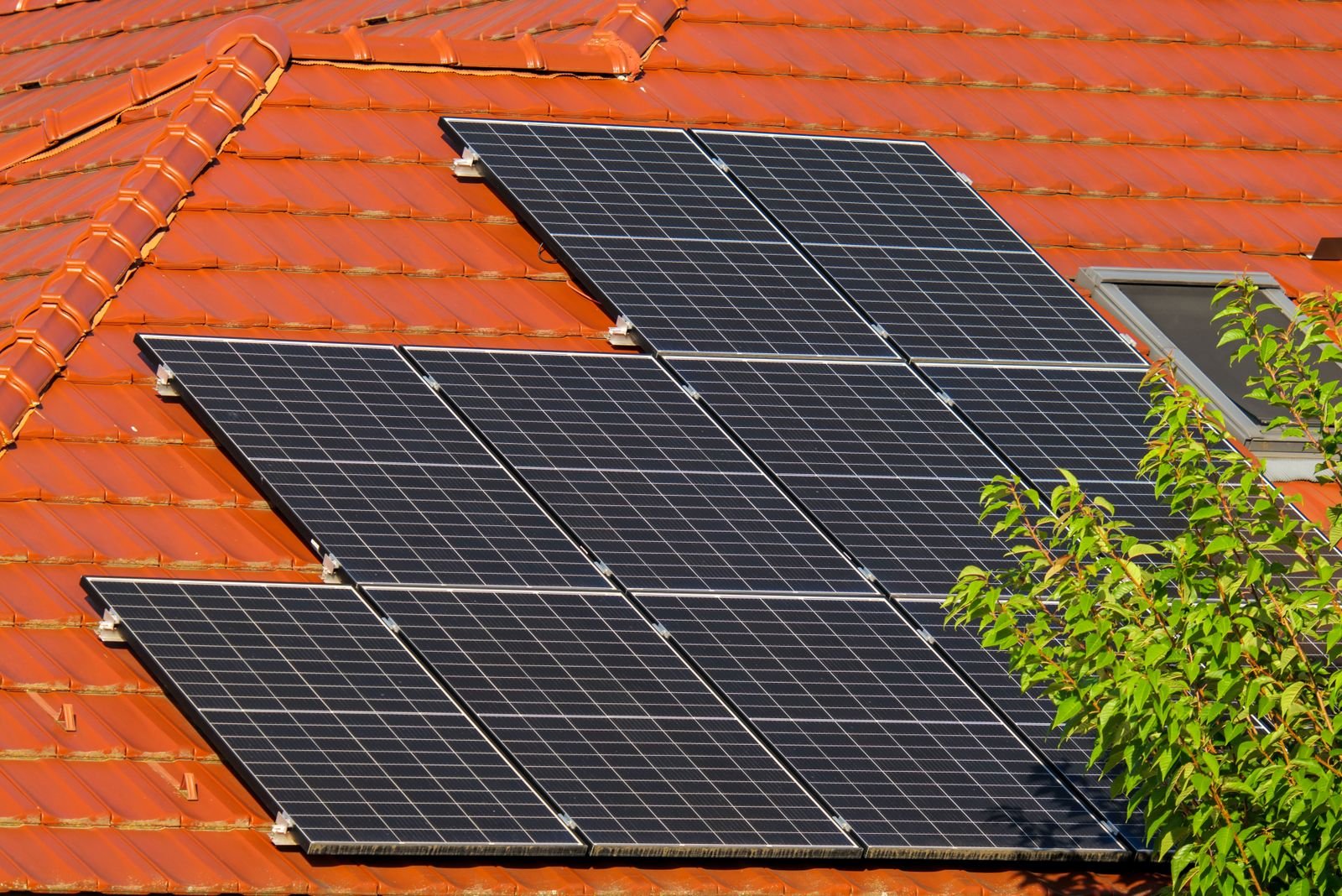 Photovoltaikanlage auf einem roten Ziegeldach