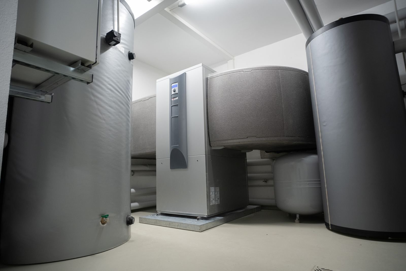 Wärmepumpe mit Speichern im Technikraum eines Hauses