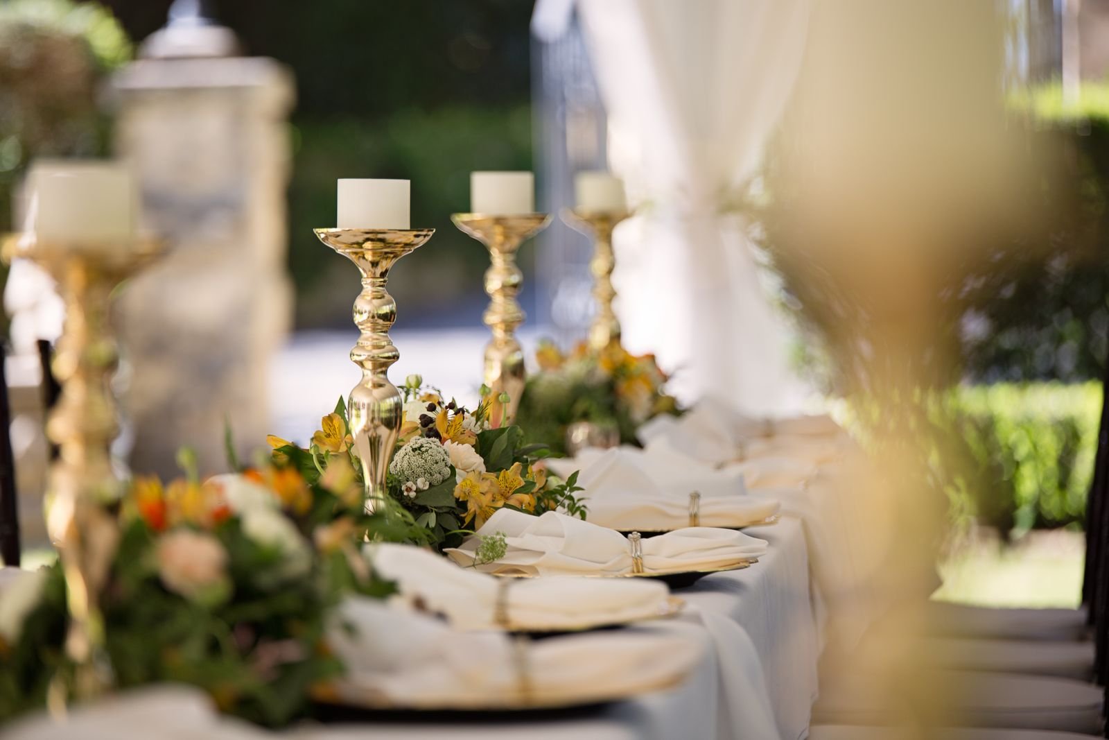 Festlich gedeckte Tafel mit Kerzenleuchtern und Blumenschmuck