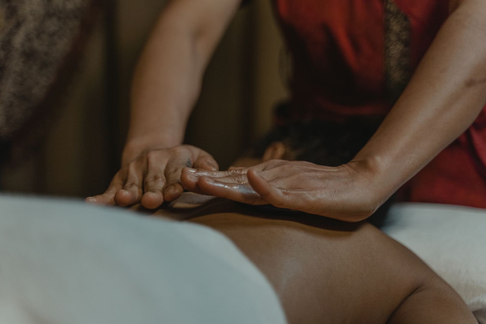 Hände bei einer ruhigen Rückenmassage mit Öl