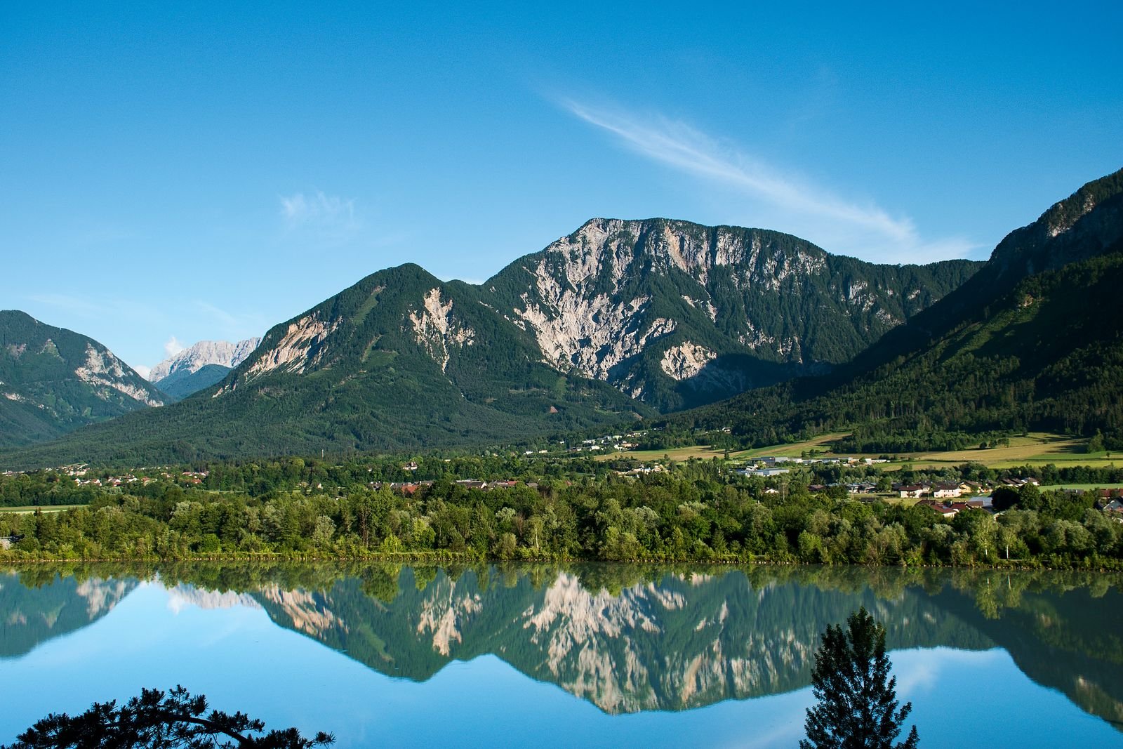 Bergsee, in dem sich sommerliche Kalkberge spiegeln