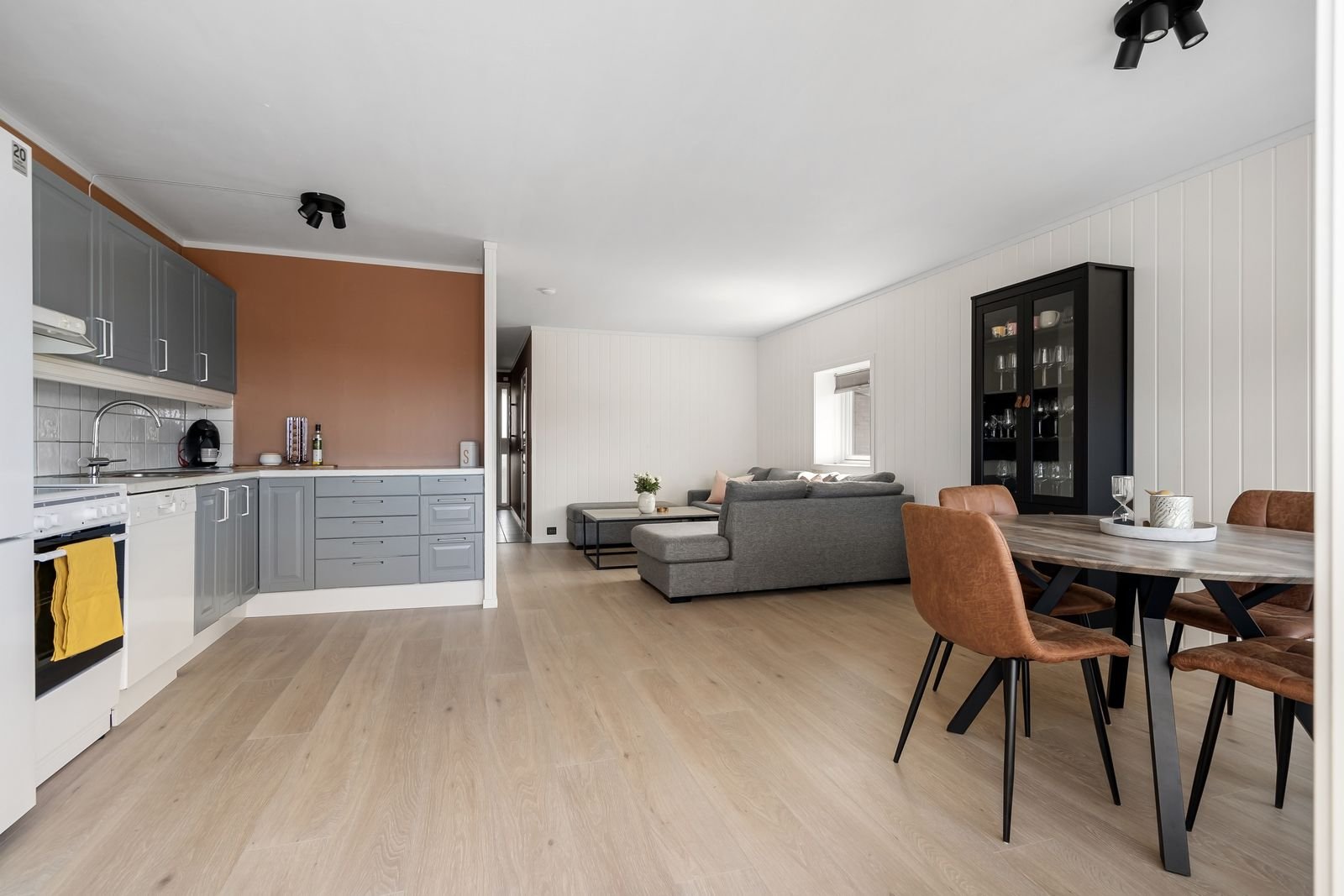 Helle Ferienwohnung mit Küchenzeile, Essplatz und Sofa