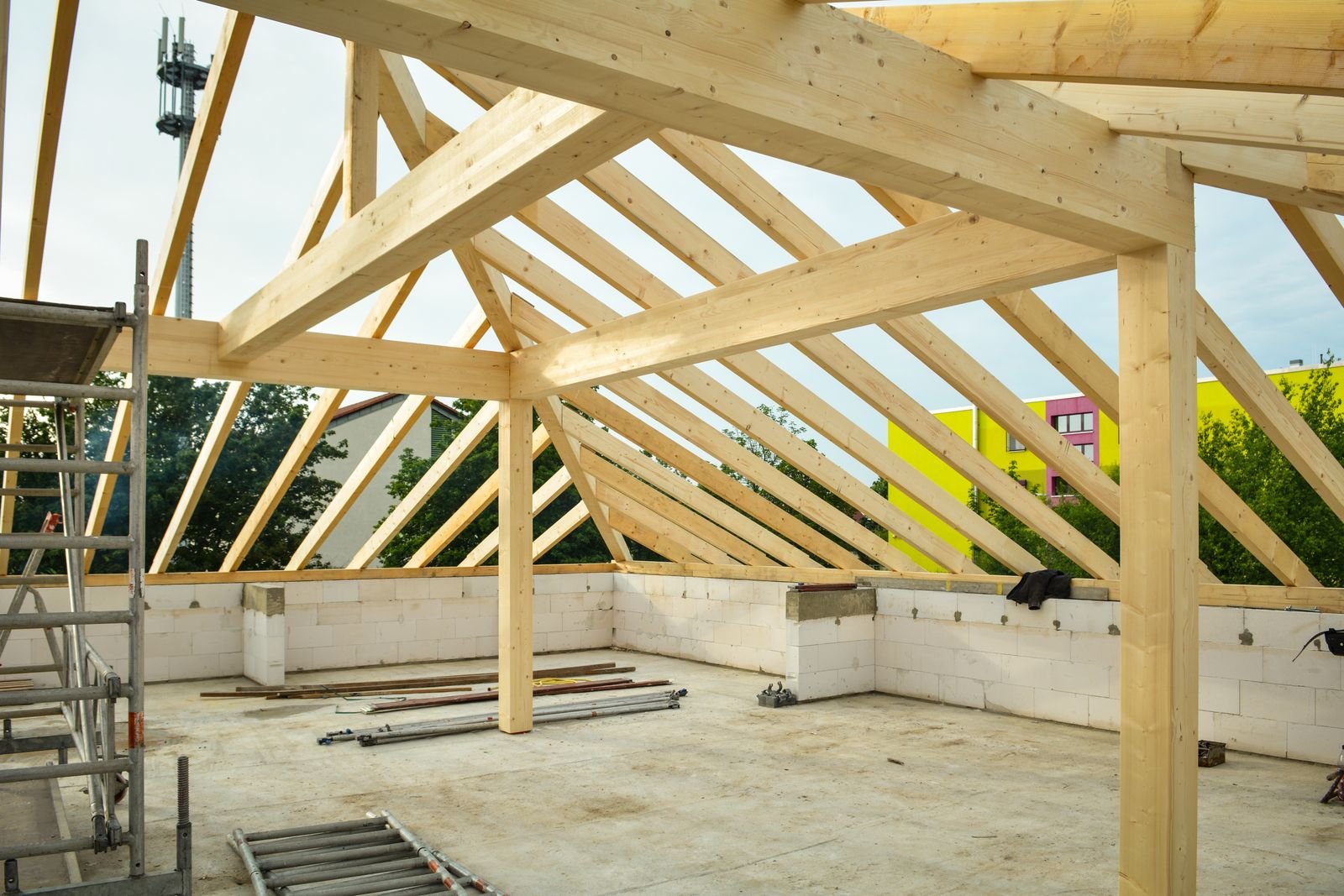 Neuer Dachstuhl aus hellem Holz auf einem Rohbau